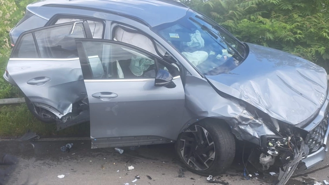 Como, l'auto della banda, che aveva assaltano un portavalori, si schianta contro il guard rail Como, l'auto della banda, che aveva assaltano un portavalori, si schianta contro il guard rail