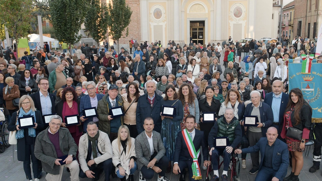 San Giuliano premia le eccellenze cittadine durante la cerimonia delle benemerenze civiche, riconoscendo botteghe storiche, artigiani e attivisti. Tra i premiati, negozi storici, parrucchieri, farmacisti e attivisti dell'ambiente. San Giuliano premia le eccellenze cittadine durante la cerimonia delle benemerenze civiche, riconoscendo botteghe storiche, artigiani e attivisti. Tra i premiati, negozi storici, parrucchieri, farmacisti e attivisti dell'ambiente.