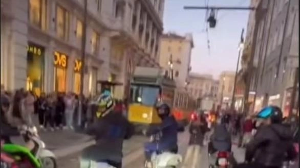 Il passaggio delle moto in via Santa Margherita nel pomeriggio del 3 novembre scorso Poi il raid in via Monte Napoleone