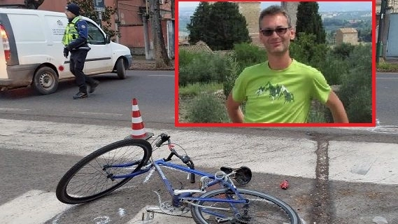 Il luogo dell'incidente con la bici a terra. Nel riquadro, Daniele Marchi Il luogo dell'incidente con la bici a terra. Nel riquadro, Daniele Marchi