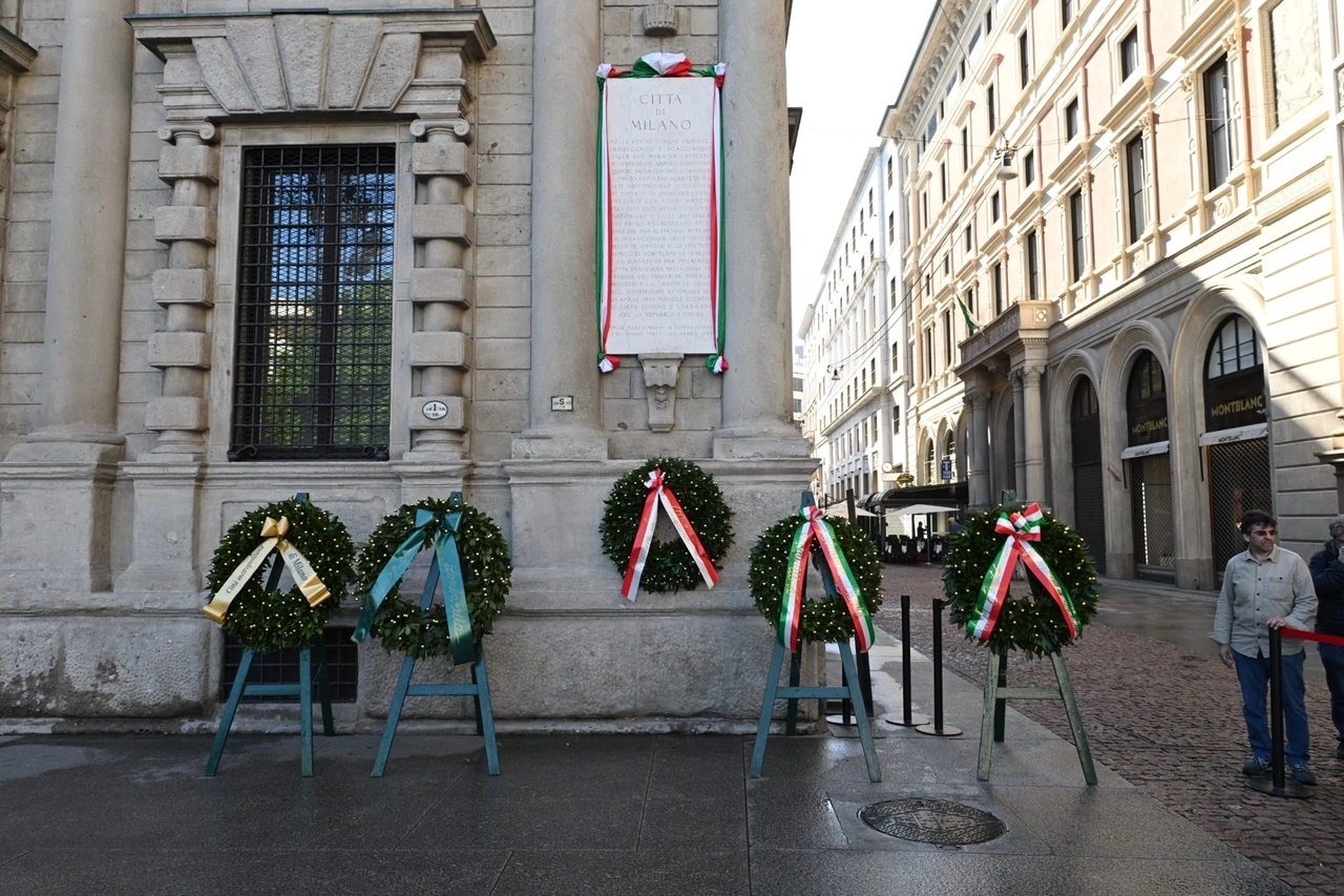 Le corone deposte davanti a Palazzo Marino (foto Fasani/Ansa)