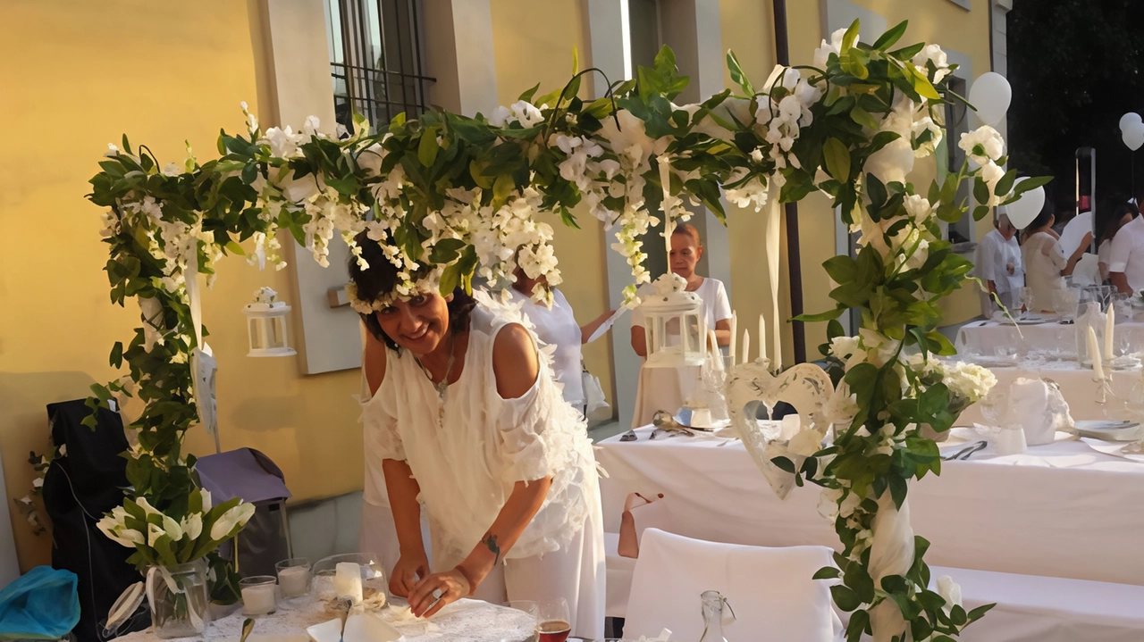 Una vera e propria cena total white in piazza Trento e Trieste. Per partecipare basta portare il cibo e le... Una vera e propria cena total white in piazza Trento e Trieste. Per partecipare basta portare il cibo e le...