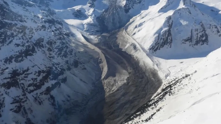 La gigantesca frana/valanga sul Piz Scerscen (foto Club alpino svizzero)