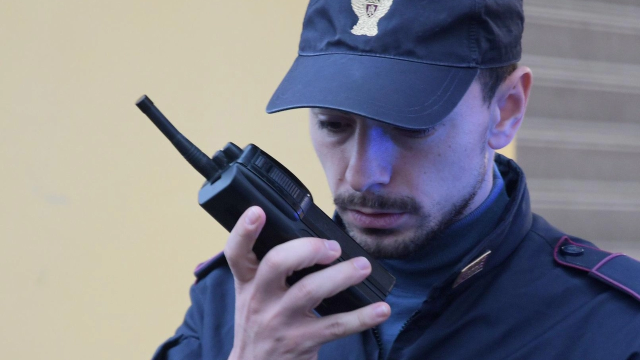 La chiamata al 112 di un testimone che ha assistito alla rapina ha fatto sì che una Volante arrivasse sul posto in pochi minuti In base a quanto riferito, sul posto c’era anche un terzo complice alla guida di un Range Rover La chiamata al 112 di un testimone che ha assistito alla rapina ha fatto sì che una Volante arrivasse sul posto in pochi minuti In base a quanto riferito, sul posto c’era anche un terzo complice alla guida di un Range Rover