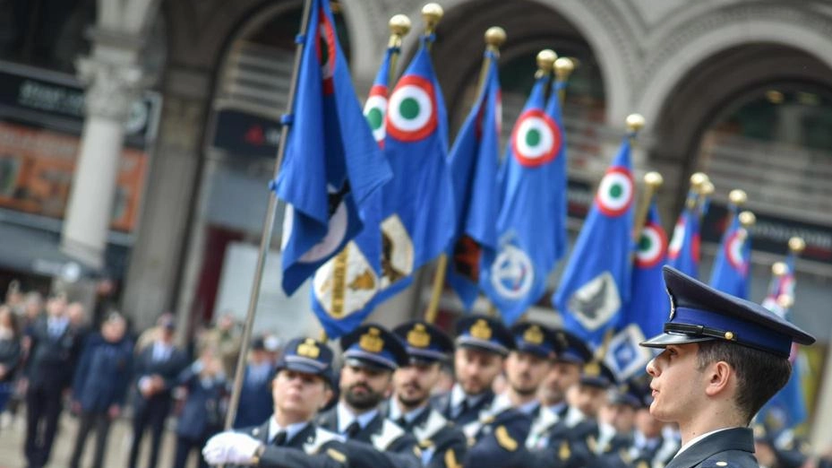 In piazza Duomo cerimonia dell’alzabandiera per celebrare il centenario della presenza della Forza Armata a Milano. Una ricorrenza che... In piazza Duomo cerimonia dell’alzabandiera per celebrare il centenario della presenza della Forza Armata a Milano. Una ricorrenza che...