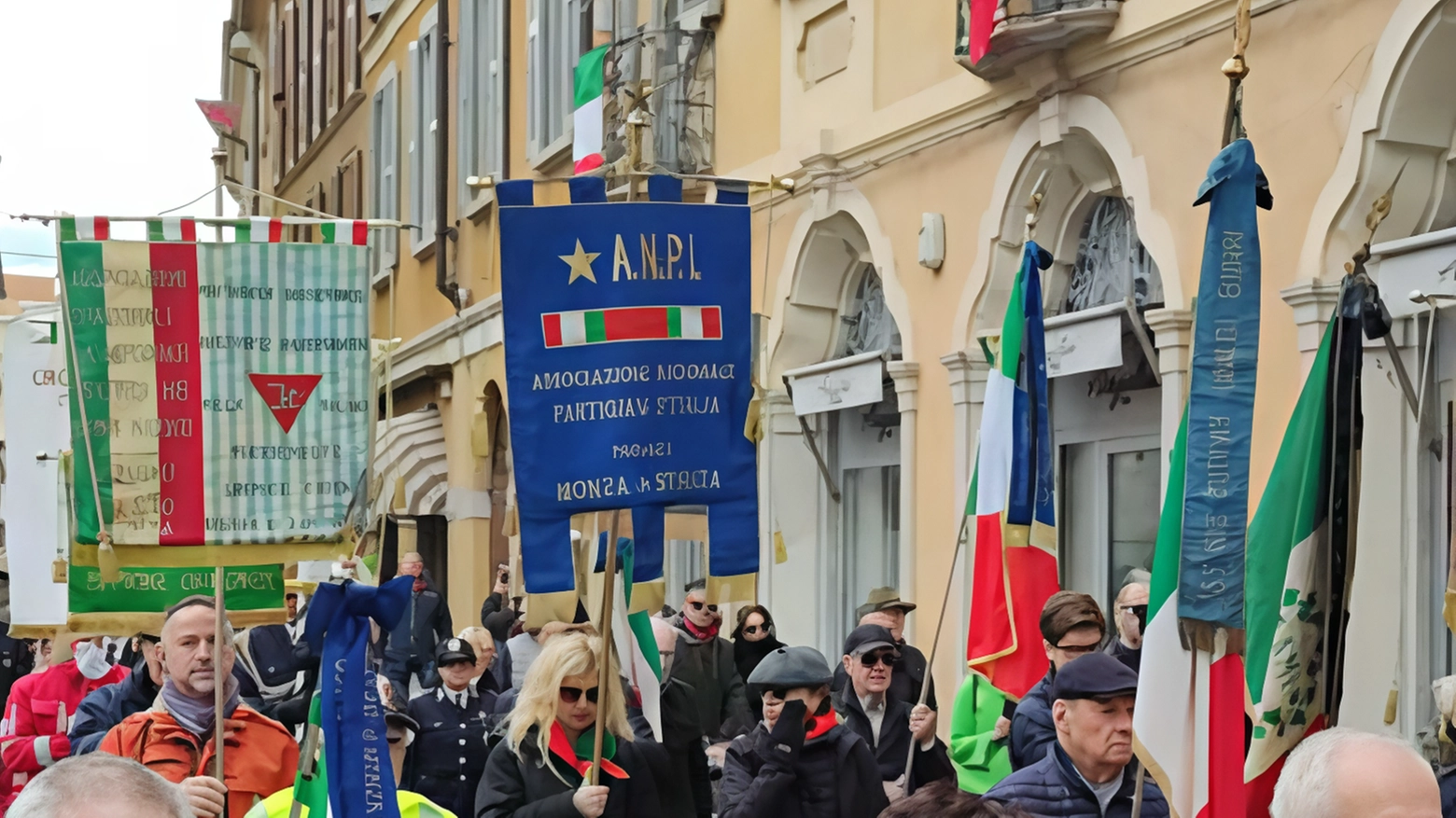 Il territorio brianzolo di Monza celebra la Resistenza con ricordi di eroi caduti e donne coraggiose. La Festa della Liberazione onora la memoria con cerimonie e discorsi istituzionali.