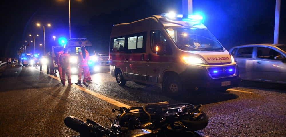 violento schianto a pavia scooter finisce contro lo spartitraffico 59enne in gravissime condizioni
