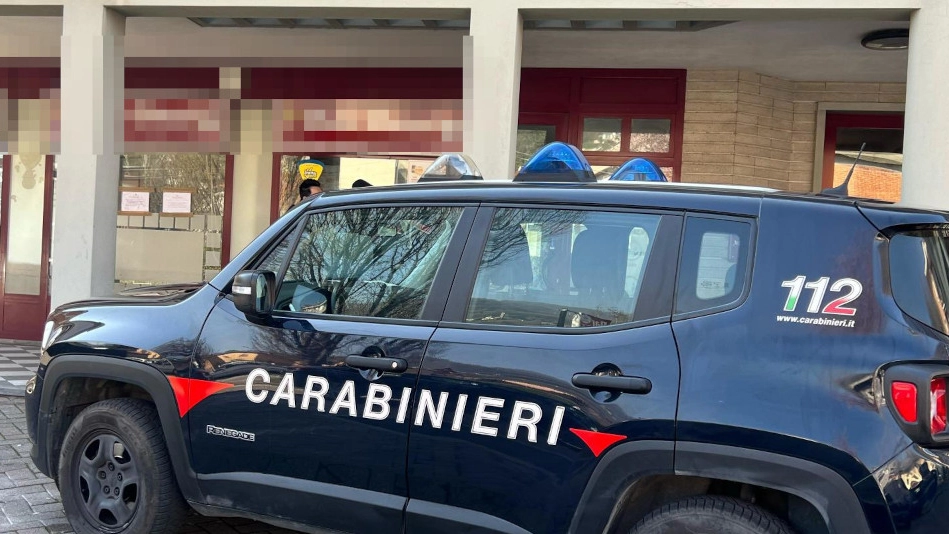 I carabinieri mentre chiudono il bar a Calolziocorte