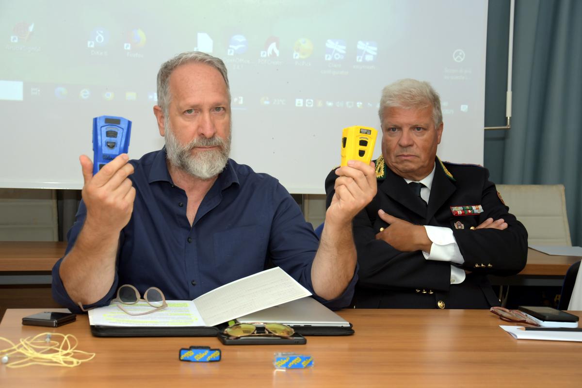 Con il bolawrap “garantiamo la sicurezza di tutti”. Pavia sostituisce il taser col “laccio”