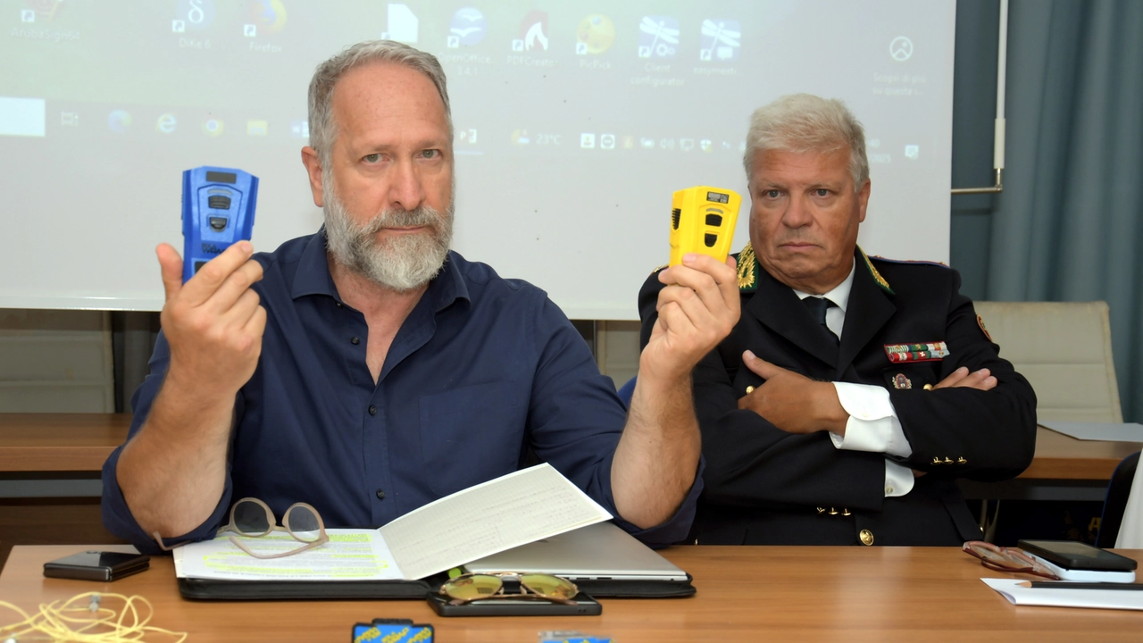 L’assessore Rodolfo Faldini ha presentato il bolawrap con il laccio di due metri e mezzo che si avvolge attorno al torso o alle gambe delle persone L’assessore Rodolfo Faldini ha presentato il bolawrap con il laccio di due metri e mezzo che si avvolge attorno al torso o alle gambe delle persone