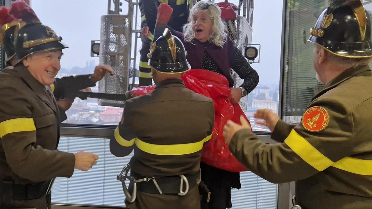 Varese, all’ospedale Del Ponte si è rinnovata una tradizione lunga 25 anni che coinvolge i Vigili del fuoco Varese, all’ospedale Del Ponte si è rinnovata una tradizione lunga 25 anni che coinvolge i Vigili del fuoco
