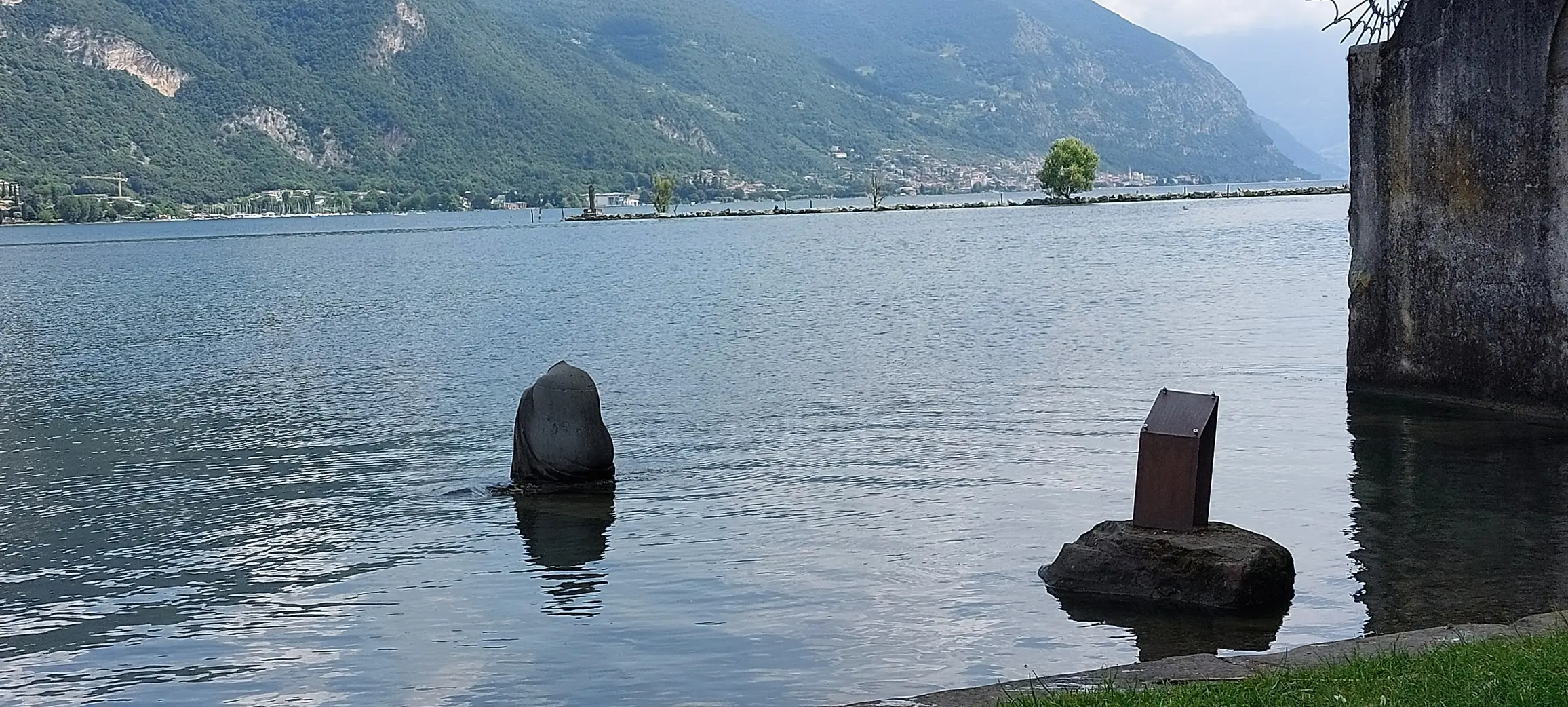 Vandali decapitano la Sirenetta del lago d’Iseo. Identificati e multati