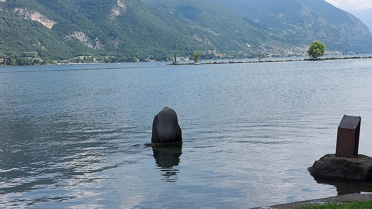 La statua decapitata (dal gruppo Facebook Sei di Paratico se...)