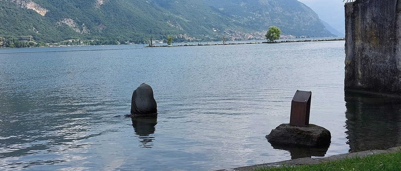 Vandali decapitano la Sirenetta del lago d’Iseo. Identificati e multati