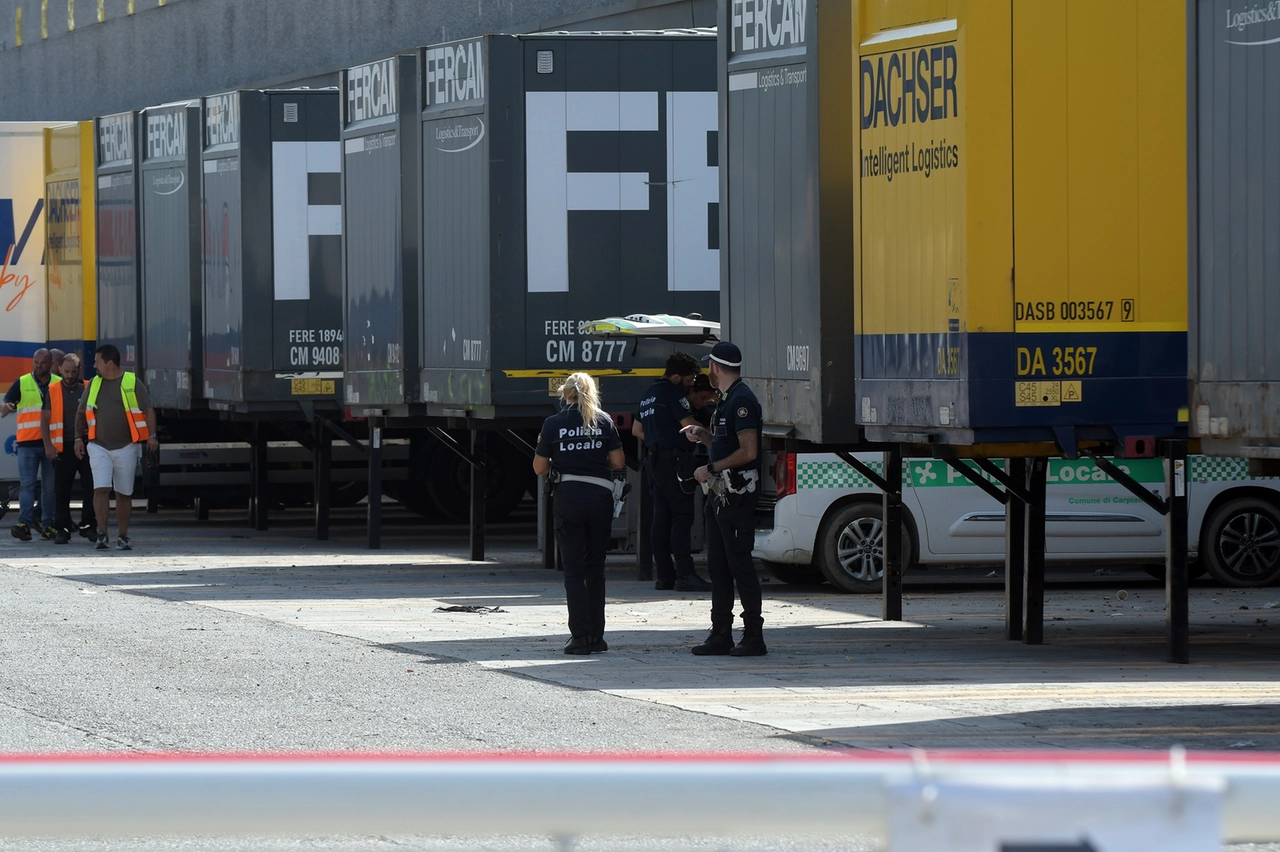 Sopralluogo della polizia locale sul luogo dell'infortunio sul lavoro a Carpiano