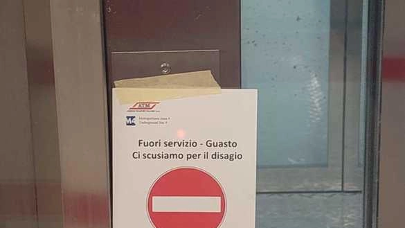 Il cartello che avvisava gli utenti del guasto sulla M4 comparso verso le 13 alla fermata Tolstoj