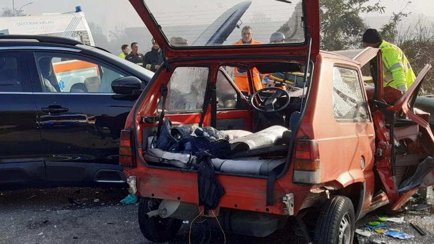 71enne di Rodano muore dopo incidente stradale a Lucino. Conducente dell'altra auto in condizioni critiche. Indagini in corso. 71enne di Rodano muore dopo incidente stradale a Lucino. Conducente dell'altra auto in condizioni critiche. Indagini in corso.