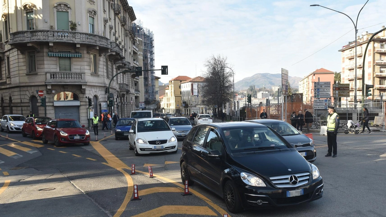 Traffico in viale Flaiano. Il progetto “Evolution: Varese Città Giardino“ punta a costruire la viabilità del futuro in città migliorando sia i flussi di auto e mezzi di trasporto, sia la sicurezza e la sostenibilità ambientale Traffico in viale Flaiano. Il progetto “Evolution: Varese Città Giardino“ punta a costruire la viabilità del futuro in città migliorando sia i flussi di auto e mezzi di trasporto, sia la sicurezza e la sostenibilità ambientale