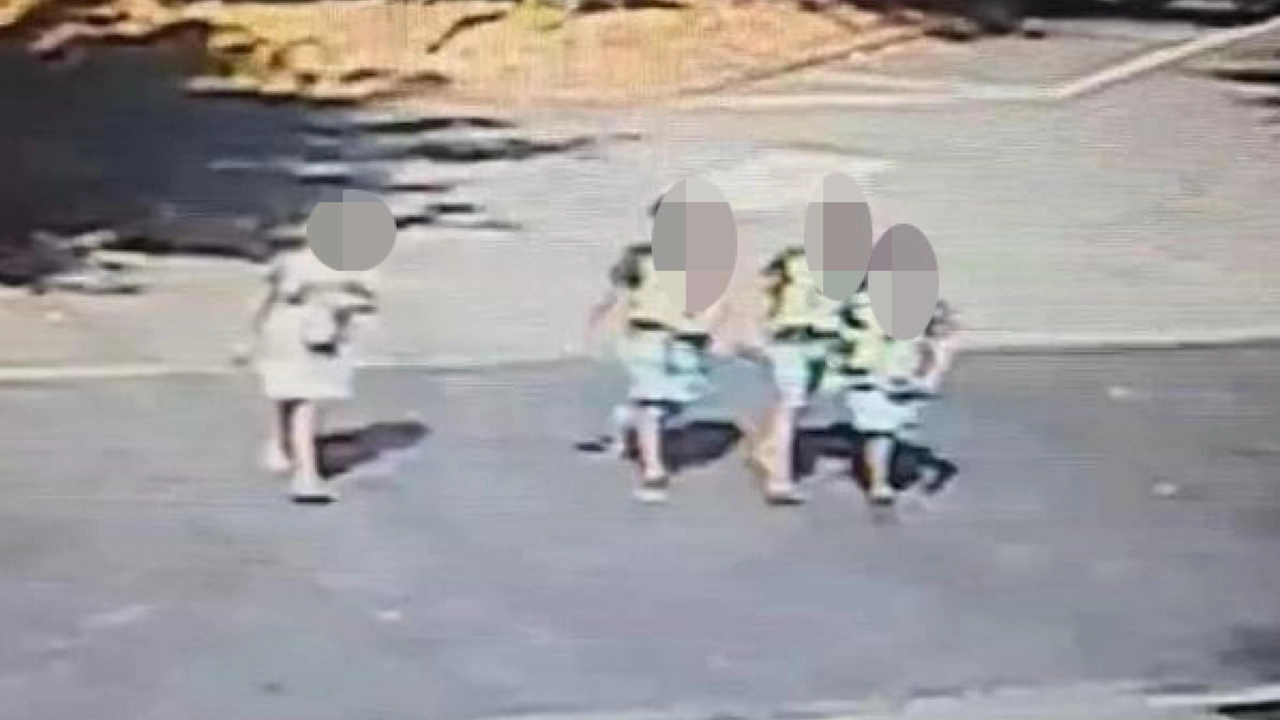 Un fermo immagine tratto da un video delle telecamere di sorveglianza agli atti dell'inchiesta mostra i quattro ragazzini, poco più che bambini, ritenuti responsabili dell'investimento di Cecilia De Astis Un fermo immagine tratto da un video delle telecamere di sorveglianza agli atti dell'inchiesta mostra i quattro ragazzini, poco più che bambini, ritenuti responsabili dell'investimento di Cecilia De Astis