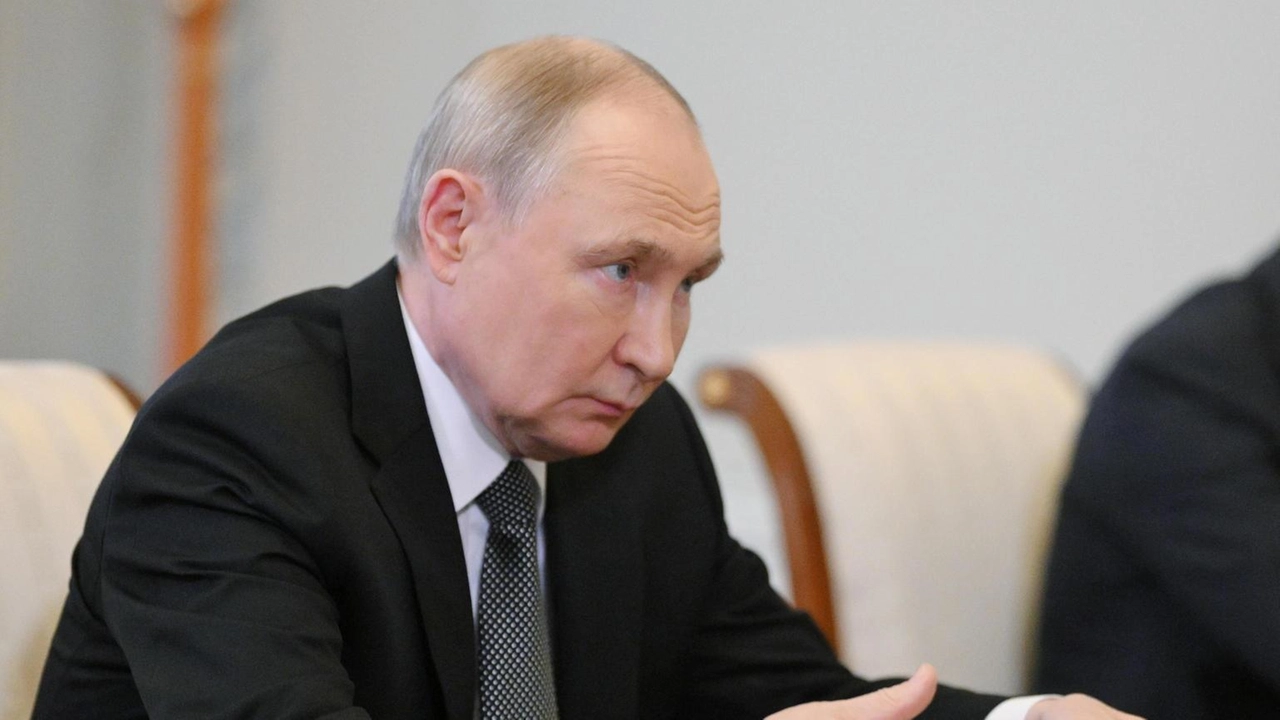 Putin propone una soluzione per il conflitto Iran-Israele, con il coinvolgimento di Trump, garantendo gli interessi di entrambe le nazioni. Putin propone una soluzione per il conflitto Iran-Israele, con il coinvolgimento di Trump, garantendo gli interessi di entrambe le nazioni.