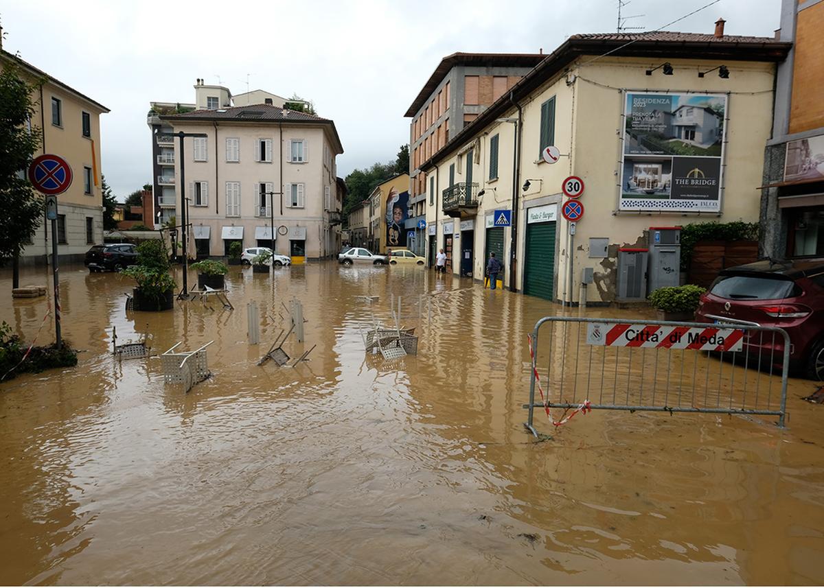 Cartoline dall’incubo pioggia: mamma e bimbo di 10 mesi salvati sul tetto dell’auto, binari trasformati in un ...
