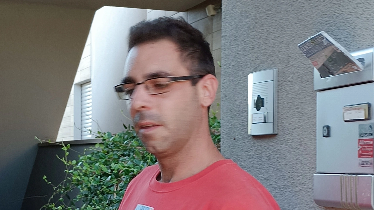 Sergio Ruocco davanti alla casa di via Merelli a Terno d'Isola Sergio Ruocco davanti alla casa di via Merelli a Terno d'Isola