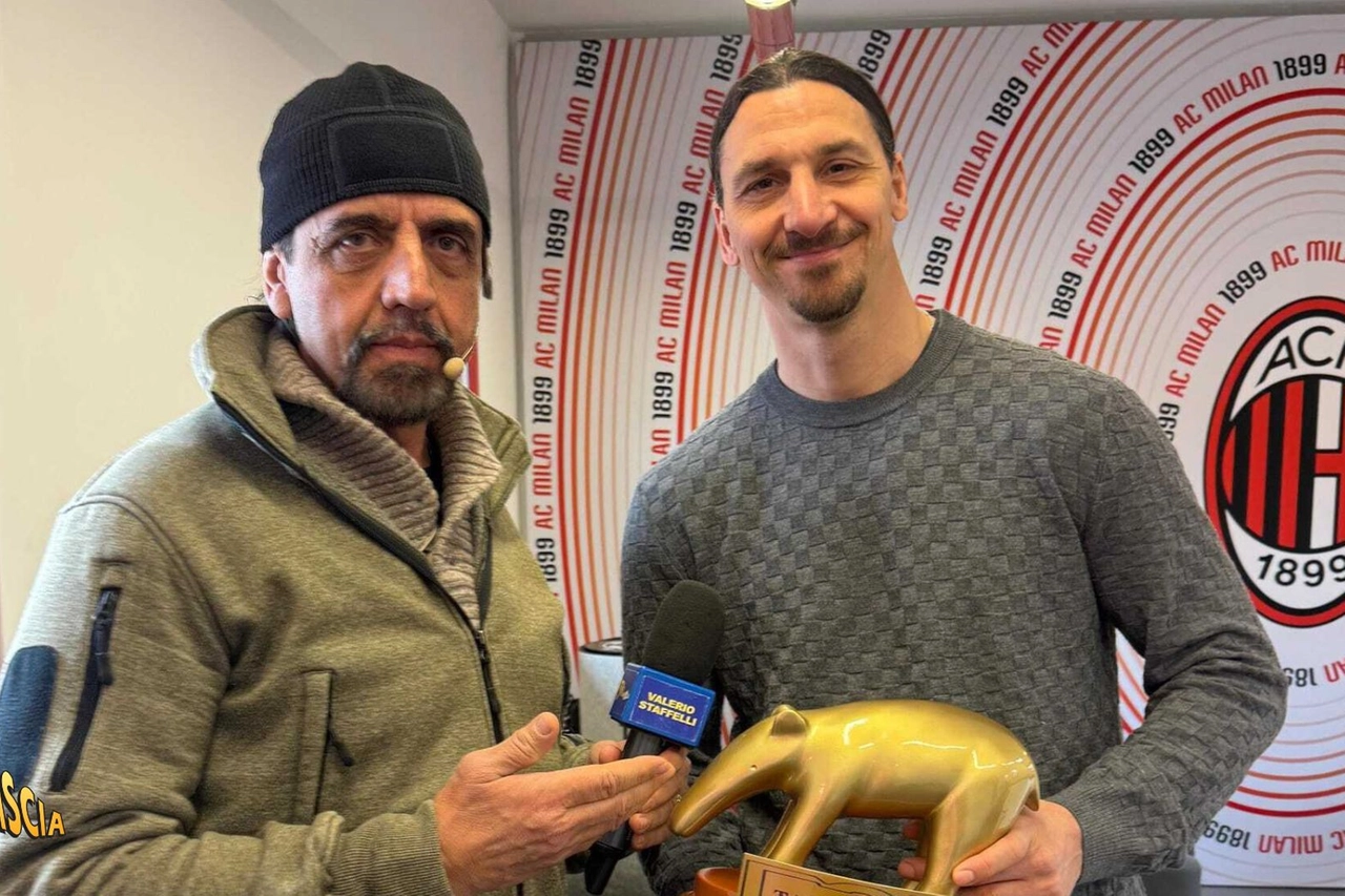 Valerio Staffelli consegna il Tapiro d'Oro a Ibrahimovic