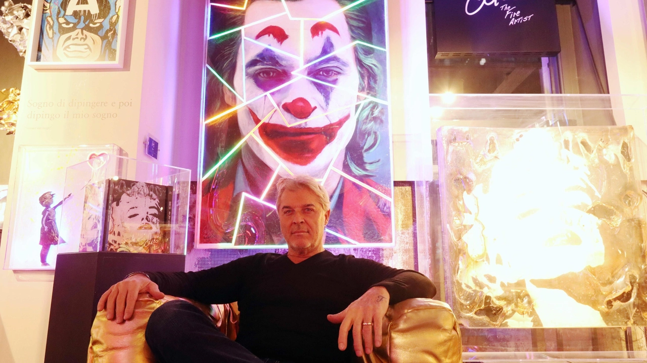 Enrico Dicò, noto come The Fire Artist, affascina star come Stallone e Freeman con opere di luce e fuoco. Enrico Dicò, noto come The Fire Artist, affascina star come Stallone e Freeman con opere di luce e fuoco.