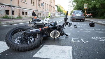 Incidente di via Corelli a Milano, è morto il 18enne caduto dalla moto e poi investito da un’auto
