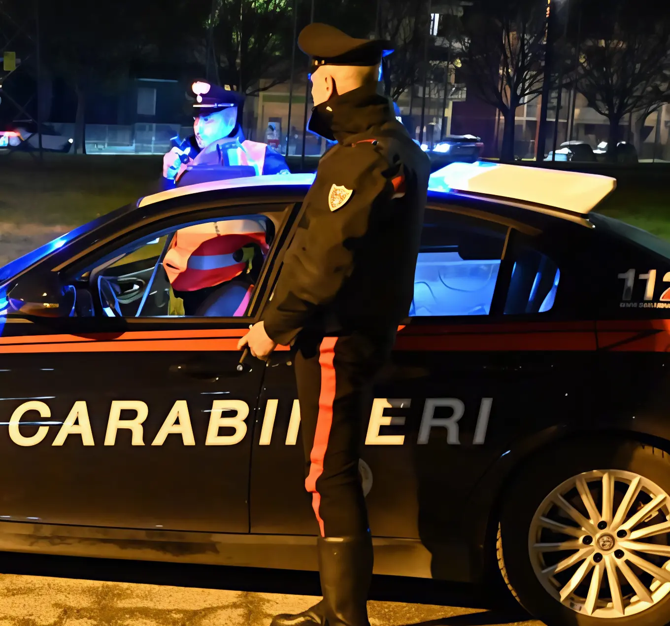 Distrugge auto e picchia magazziniere