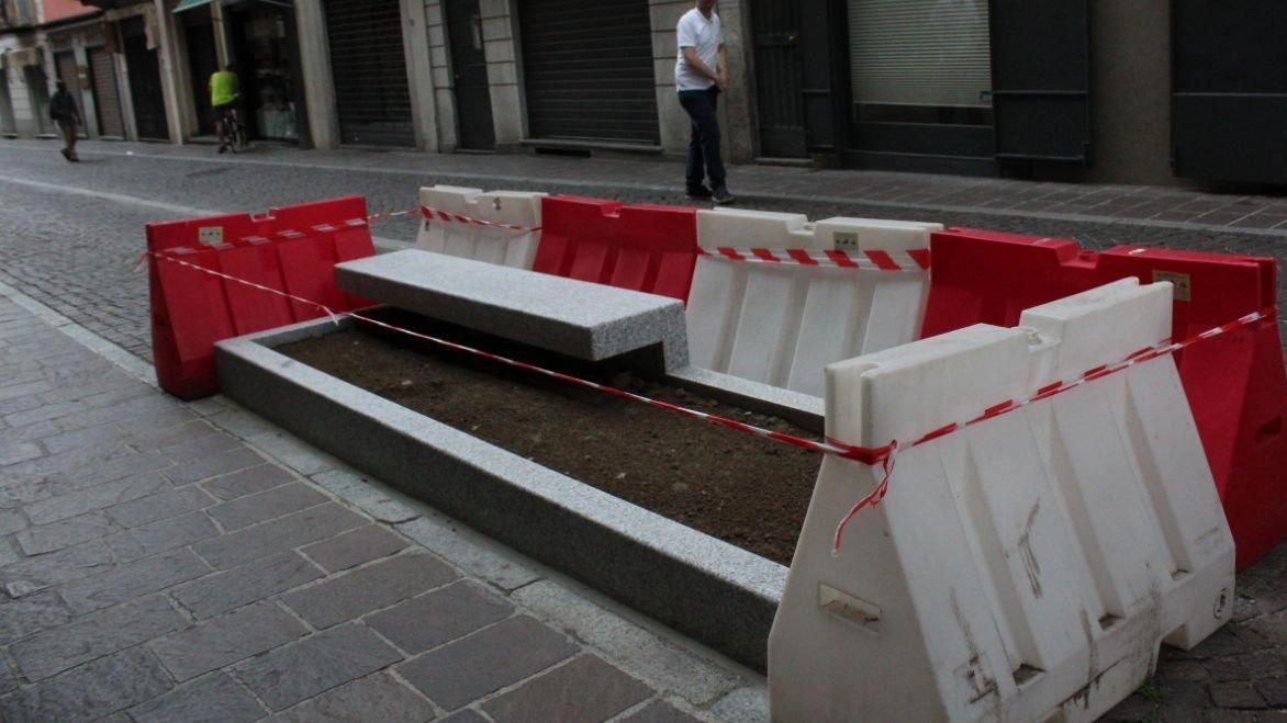 Ha preso il via in centro a Lodi l’installazione del nuovo arredo urbano. In piena estate, questo cambiamento ha già... Ha preso il via in centro a Lodi l’installazione del nuovo arredo urbano. In piena estate, questo cambiamento ha già...