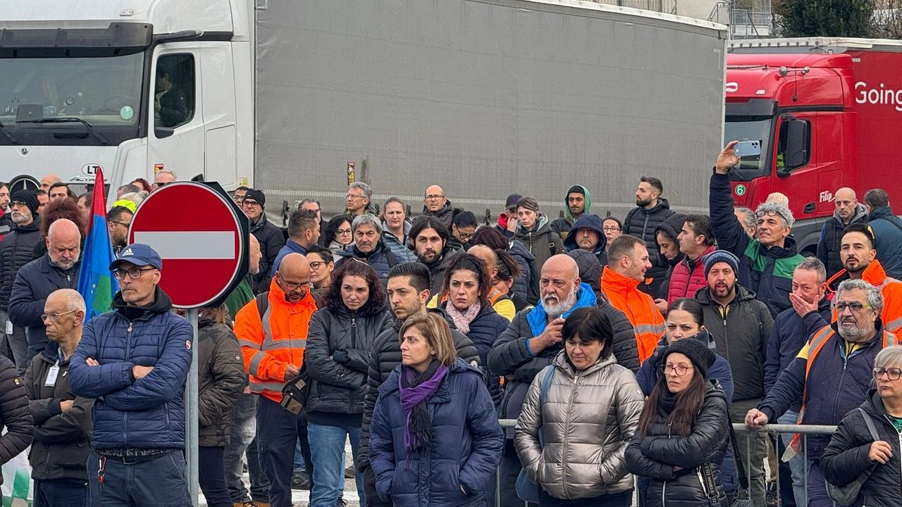 I lavoratori del sito di Cassintetta durante uno degli ultimi scioperi I lavoratori del sito di Cassintetta durante uno degli ultimi scioperi