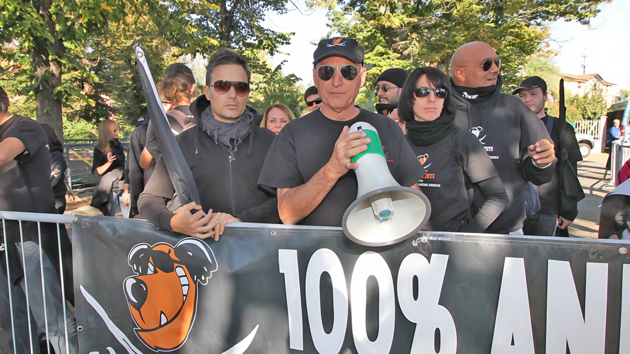 Animalisti contro il Palio dell’oca a Lacchiarella: proteste fisiche e mailbombing dell’Oipa per chiedere la fine di una tradizione che sfrutta gli animali per intrattenimento. Tensioni con i sostenitori dell'evento, ma la 46esima edizione si terrà comunque. Animalisti contro il Palio dell’oca a Lacchiarella: proteste fisiche e mailbombing dell’Oipa per chiedere la fine di una tradizione che sfrutta gli animali per intrattenimento. Tensioni con i sostenitori dell'evento, ma la 46esima edizione si terrà comunque.