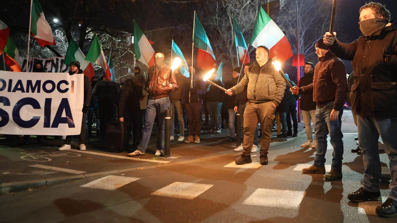 La “marcia nera“ del 13 dicembre ha innescato la miccia e la replica del fronte di sinistra. In questo clima si sono inserite le battaglie sulla sicurezza e ambientaliste alimentate dalla cronaca. La “marcia nera“ del 13 dicembre ha innescato la miccia e la replica del fronte di sinistra. In questo clima si sono inserite le battaglie sulla sicurezza e ambientaliste alimentate dalla cronaca.