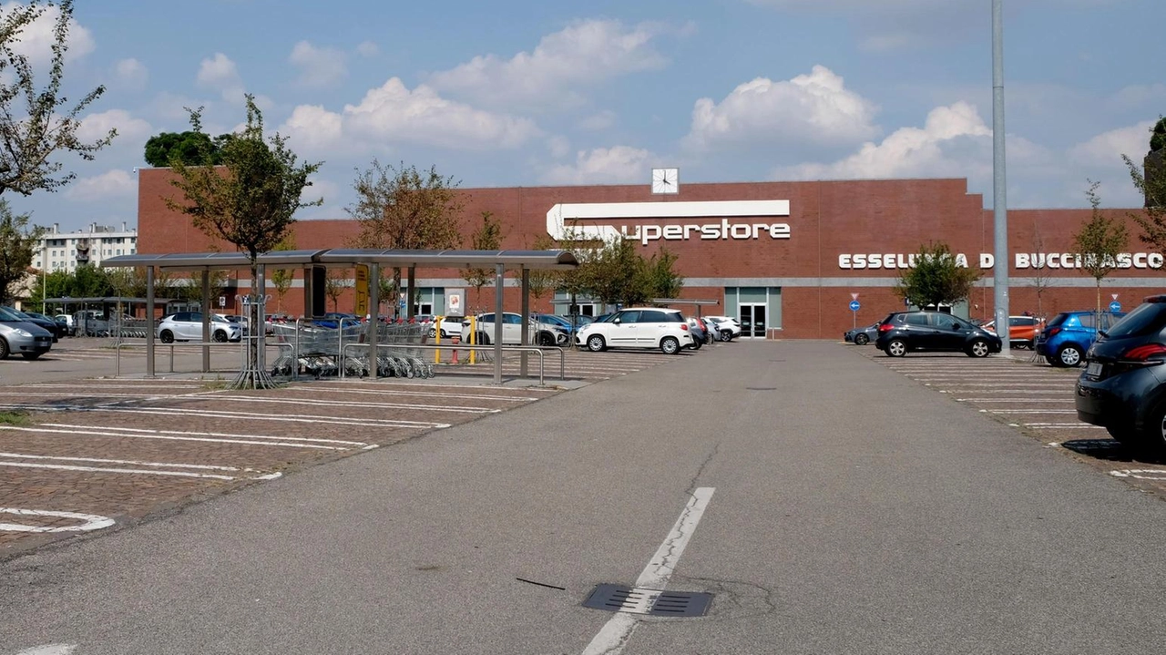 Buccinasco, il giovane residente a Corsico è andato a sbattere contro un palo. La tragedia sotto gli occhi dell’amico. Città in lacrime: "Era dolce e sensibile". Buccinasco, il giovane residente a Corsico è andato a sbattere contro un palo. La tragedia sotto gli occhi dell’amico. Città in lacrime: "Era dolce e sensibile".