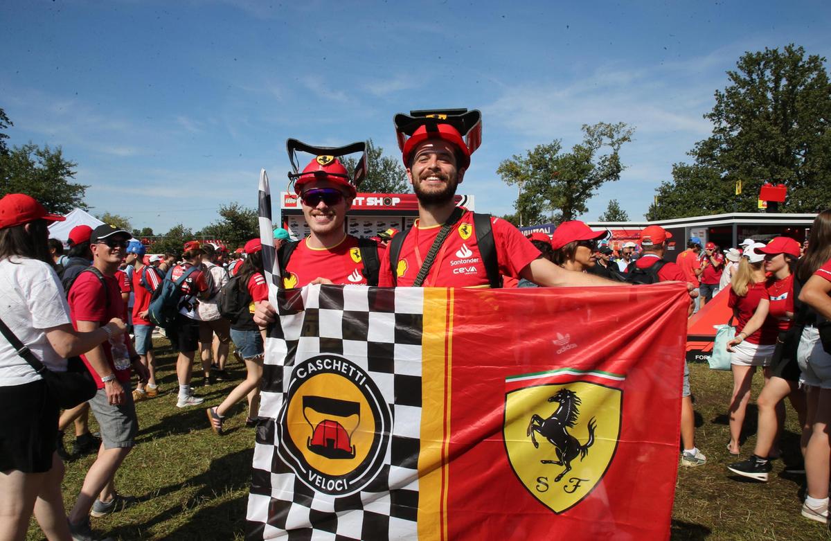 Sale la febbre del Gp. Verstappen parte in pole. Ma il popolo del Cavallino spera nell’effetto Monza Sale la febbre del Gp. Verstappen parte in pole. Ma il popolo del Cavallino spera nell’effetto Monza
