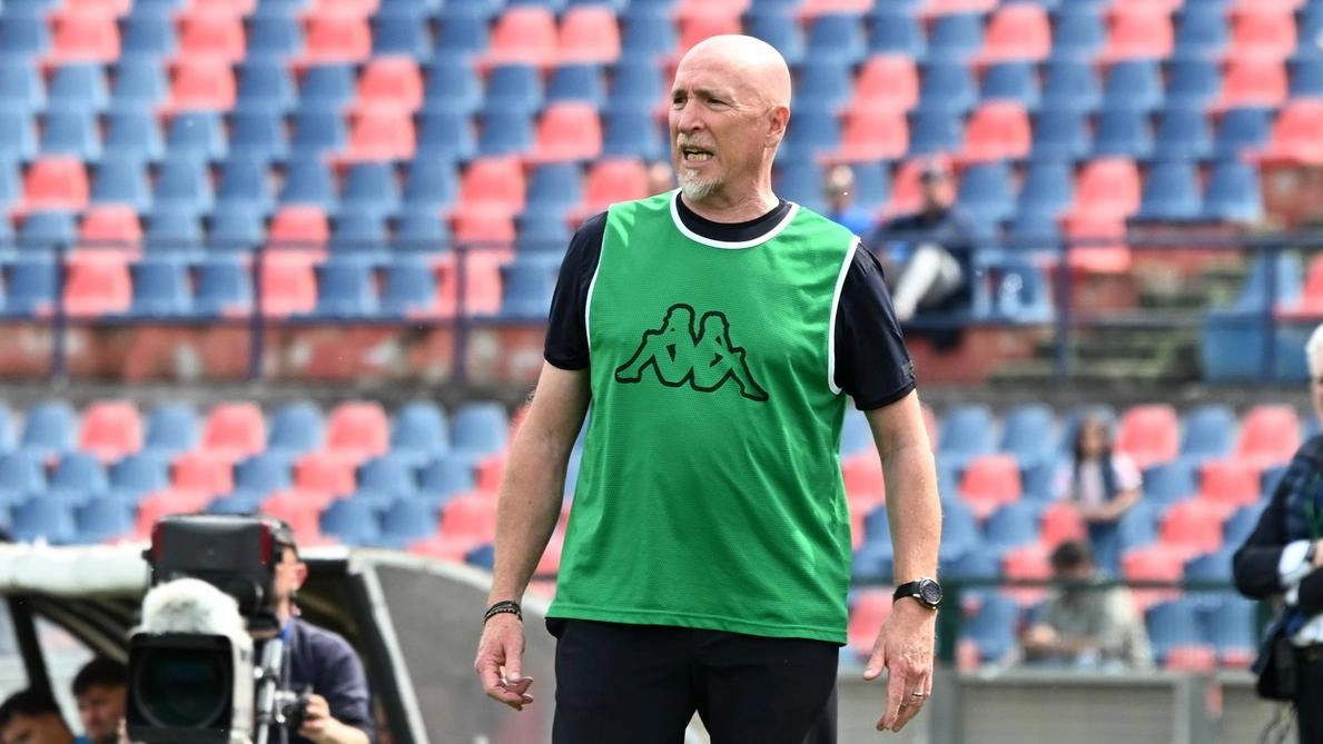 Il Brescia pareggia 1-1 con il Cosenza, tra polemiche arbitrali e un'espulsione, complicando la lotta per la salvezza.