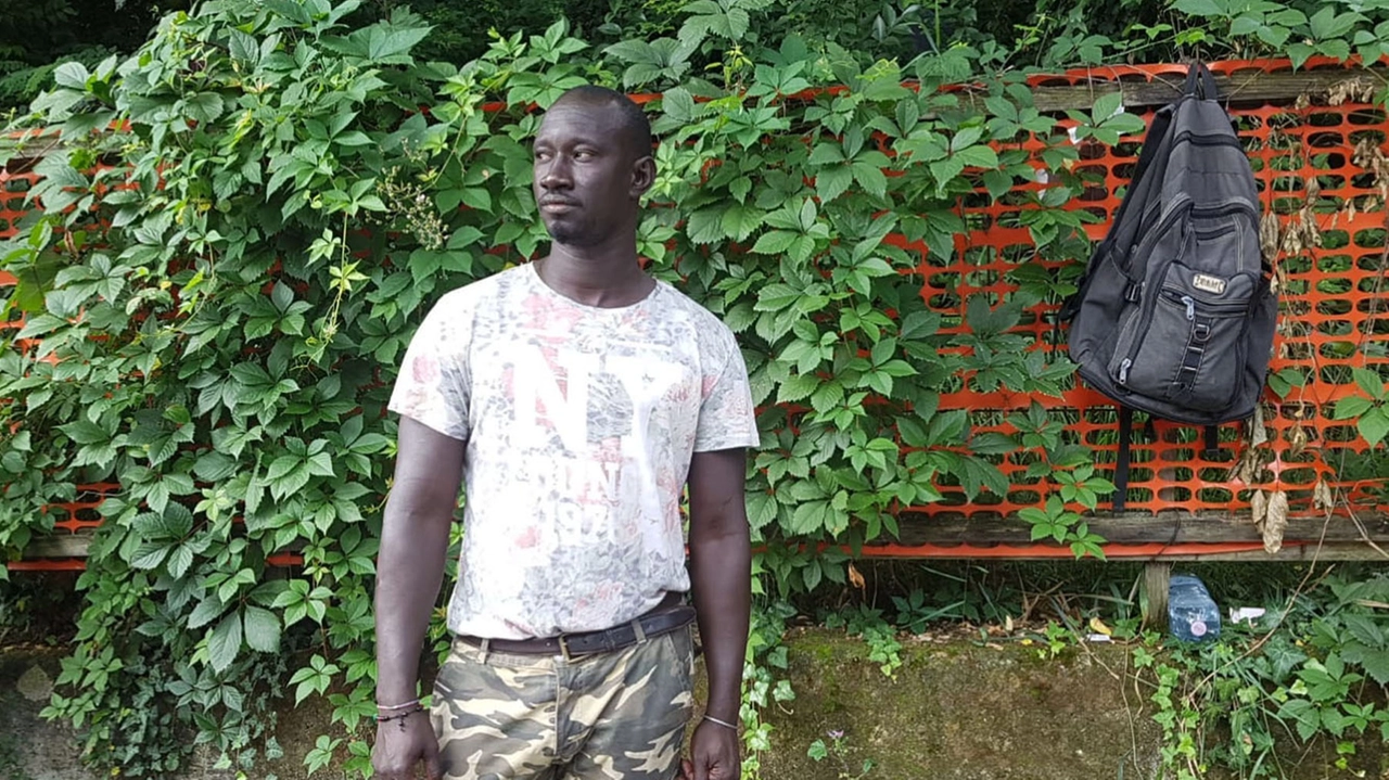 Niang Mousse Diarra Bur per tutti è senegalese lavora come operaio. Sogna di portare la famiglia in Italia
