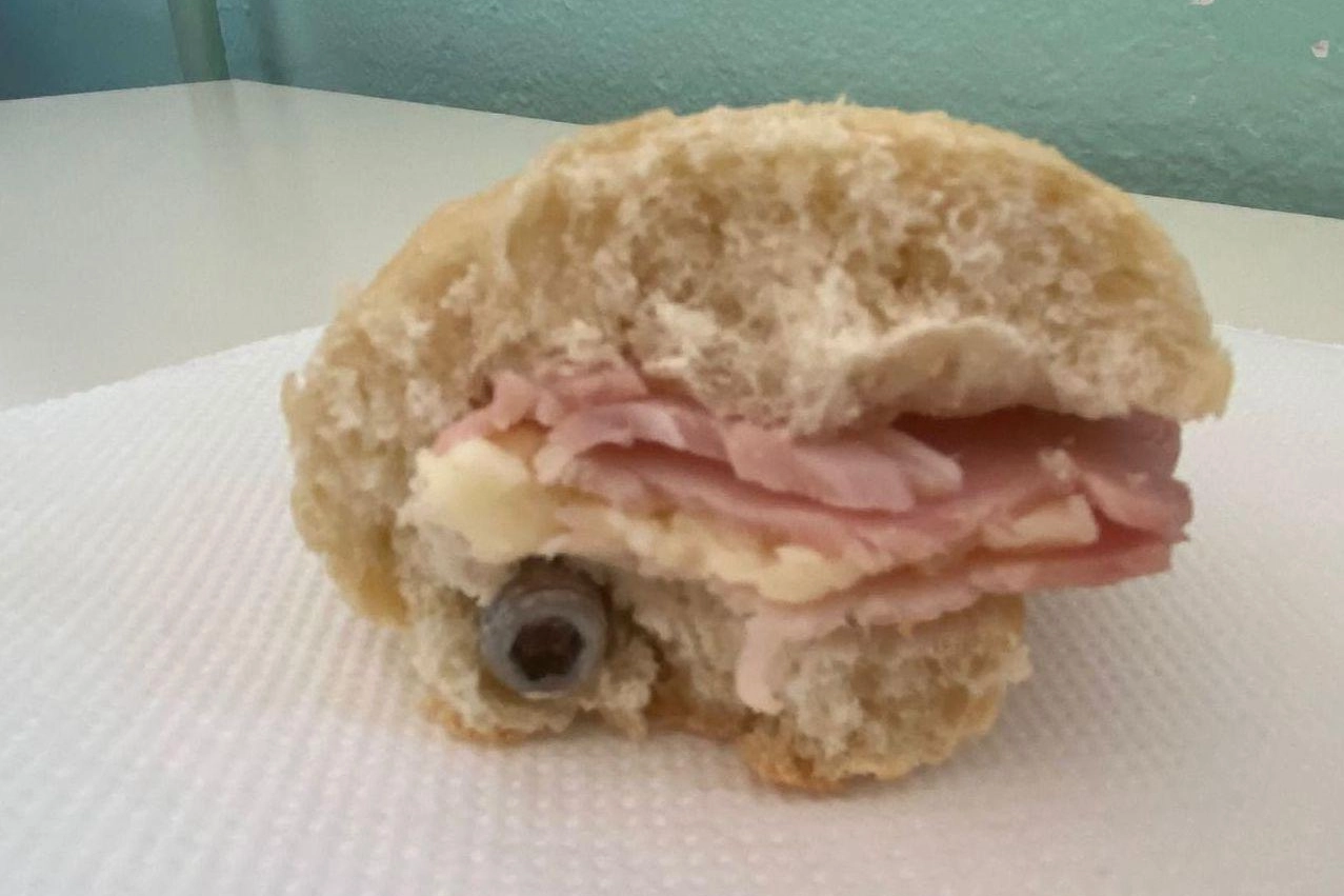 Un bullone nel panino al prosciutto Trovato (appena in tempo) da un alunno