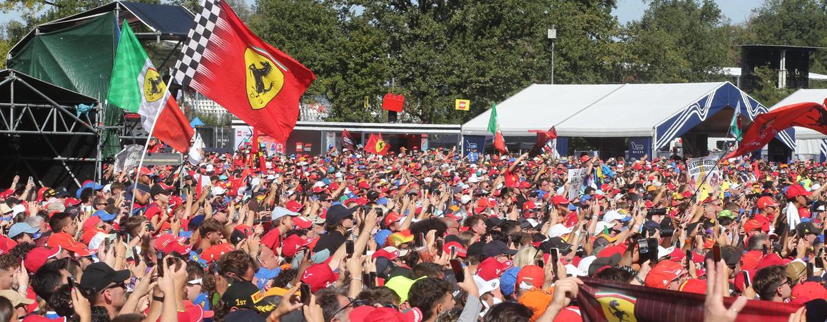 I piloti tra i fan in visibilio. Leclerc promette il tris:: "La follia di rivincere qui"