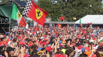 I piloti tra i fan in visibilio. Leclerc promette il tris:: "La follia di rivincere qui"
