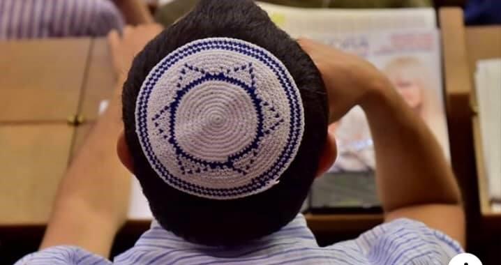Ragazzi ebrei picchiati e insultati con frasi antisemite fuori dalla sinagoga di via dei Gracchi Ragazzi ebrei picchiati e insultati con frasi antisemite fuori dalla sinagoga di via dei Gracchi