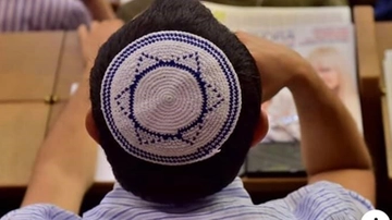 Ragazzi ebrei picchiati e insultati con frasi antisemite fuori dalla sinagoga di via dei Gracchi a Milano