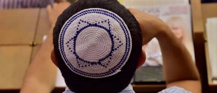 Ragazzi ebrei picchiati e insultati con frasi antisemite fuori dalla sinagoga di via dei Gracchi