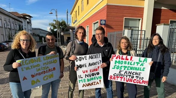 Pendolari protestano per il parcheggio a pagamento alla stazione Certosa, chiedendo soluzioni sostenibili e accessibili. Contestano il principio di far pagare i cittadini per ogni servizio. Pendolari protestano per il parcheggio a pagamento alla stazione Certosa, chiedendo soluzioni sostenibili e accessibili. Contestano il principio di far pagare i cittadini per ogni servizio.