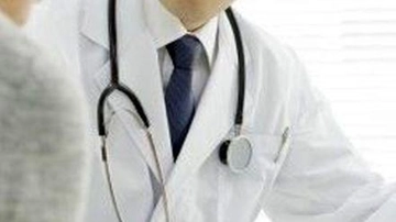 Medico di guardia accusato di abusi su nove pazienti: chiesta condanna a 10 anni