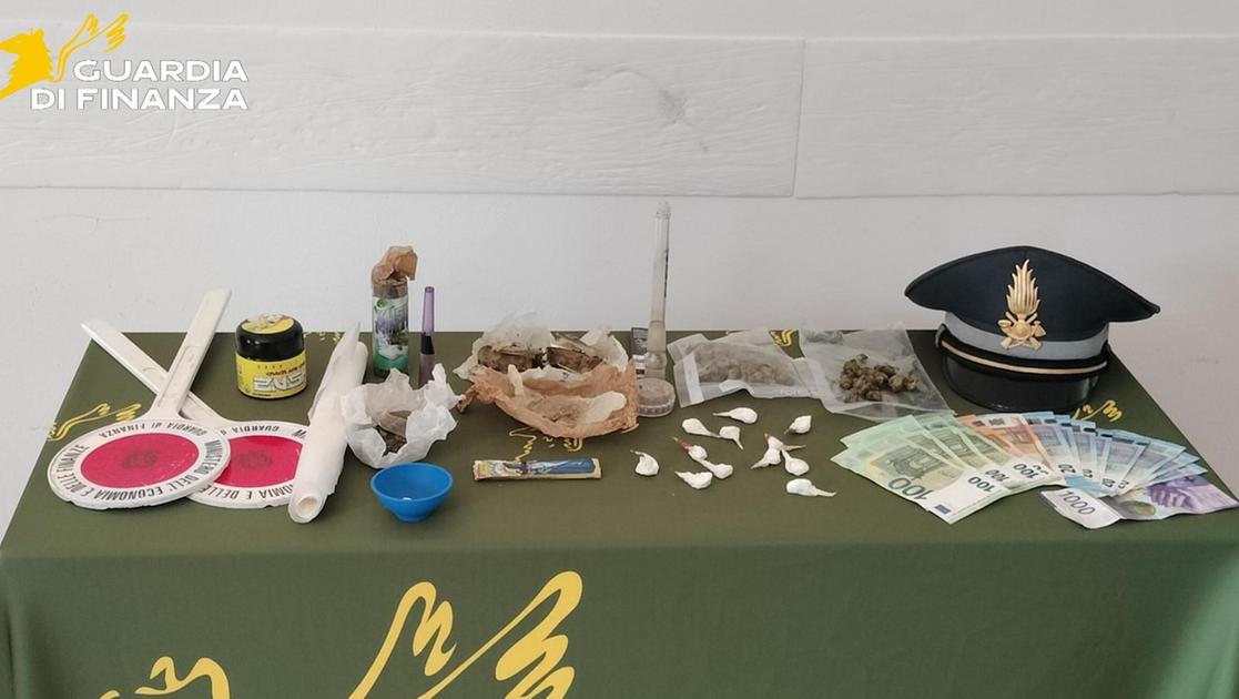 carlazzo spaccio di droga al bar arrestato il pusher dei tossicodipendenti italiani e svizzeri