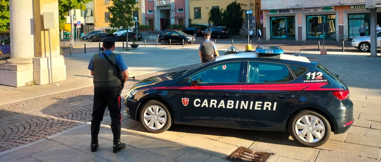 Borgo Virgilio: porta via il bancomat a una coppia e morde i carabinieri, arrestato