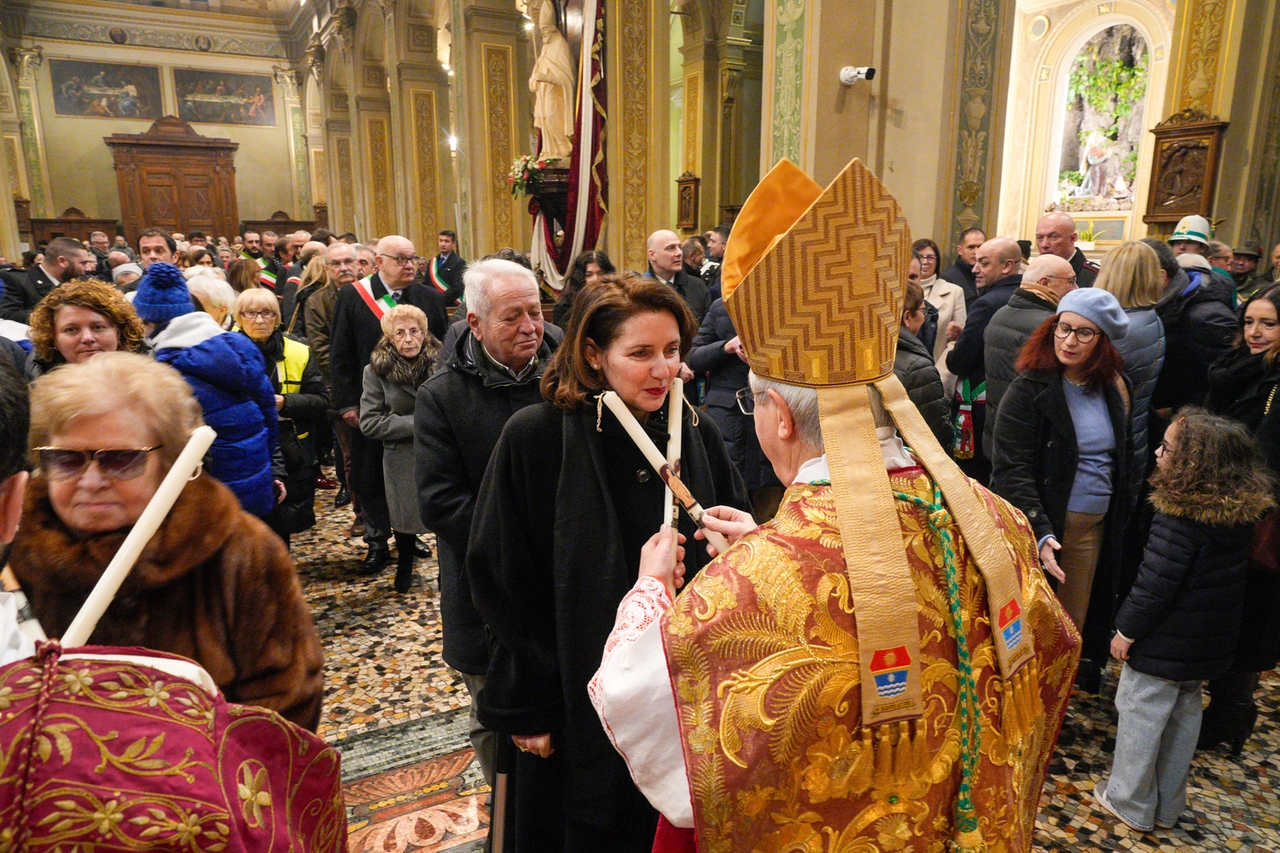 La cerimonia religiosa è stata officiata dal vescovo di Lodi Maurizio Malvestiti