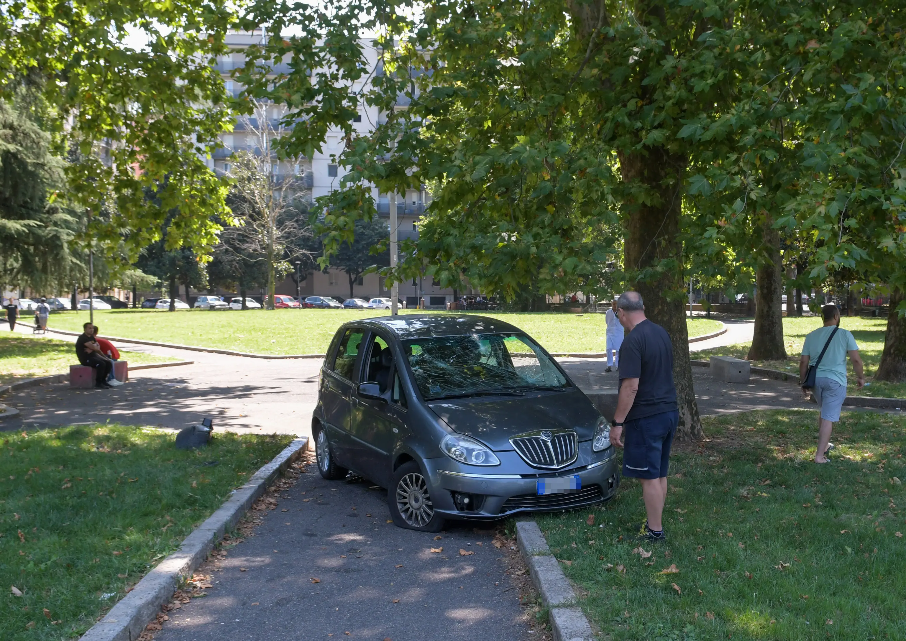 Pioltello, travolto da un'auto mentre è al parchetto: gravissimo un uomo di 31 anni